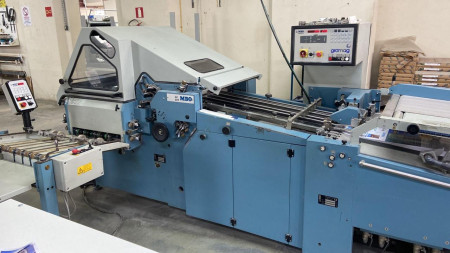 Dobradeira Automática, marca MBO K-66, ano 2010, formato 66 x 96cm, 16 páginas. alimentação Rotary, com 2 estágios sendo 4 bolsas + fação duplo, painel de controle central unidade com MCC3  pré-seleção, contador totalizador e separador valor R$ 80.000,00