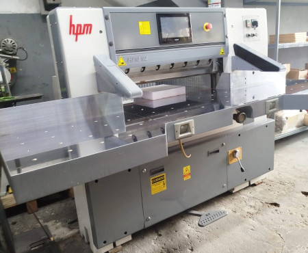 GUILHOTINA HPM 92 CM DE BOCA, ANO 2014, REFORMADA, PROGRAMAÇÃO NOVA TELA 10 POLEGADAS, MESA LATERAL EXTENDIDA E CROMADA C/ COLCHÃO DE AR, FOTOCÉLULA DE SEGURANÇA, FACA RESERVA NOVA, FERRAMENTAS P/ MANUSEIO, VALOR R$ 110.000,00