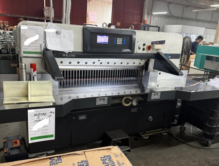 GUILHOTINA GUOWANG 1,30 METRO DE BOCA, C/ PROGRAMAÇÃO, ANO FABR.2015 (ÚNICO DONO)  MESA LATERAL CENTRAL CROMADA C/ COLCHÃO DE AR, FOTOCÉLULA DE SEGURANÇA, FACA RESERVA, FERRAMENTAS P/ MANUSEIO, EQUIPAMENTO EM PRODUÇÃO ! VALOR R$ 95.000,00