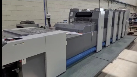 RYOBI 525 GX, UV LED, ANO 2013, 5 CORES+VERNIZ, RODA ADESIVOS E PLÁSTICOS, ALCOLOR, FORMATO 375 X 520 MM, AUTOPLATE, CONSOLE CONTROLES AUTO. TINTAS, MEDIDAS E OUTROS AJUSTES, VELC. 15000 FLS/H, RODOU APENAS 39 MI. DE IMPRESSÕES, VALOR R$ 699.000,00